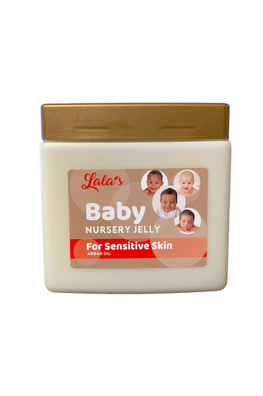 Lala’s Baby Gelée de Nursery
Gelée hydratante pour bébé
Gelée protectrice pour la peau de bébé
Vaseline pour bébé
Soin hydratant doux pour bébé
Protection de la peau sensible bébé
Gelée corporelle pour bébé
Hydratation pour peau délicate
Gelée douceur pour bébé

Soin quotidien pour bébé